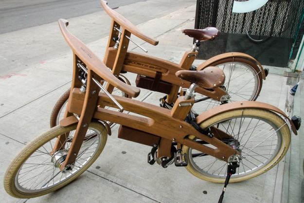 Vďaka prepracovaniu tých najmenších detailov nemôžete ostať s dreveným bicyklom bez povšimnutia.