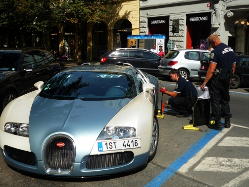 Video: Česká polícia vs. Bugatti Veyron