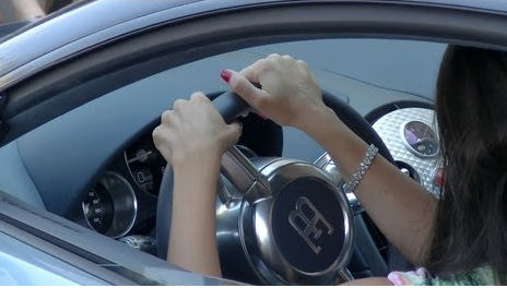 Nie každý jadí do školy na Bugatti...