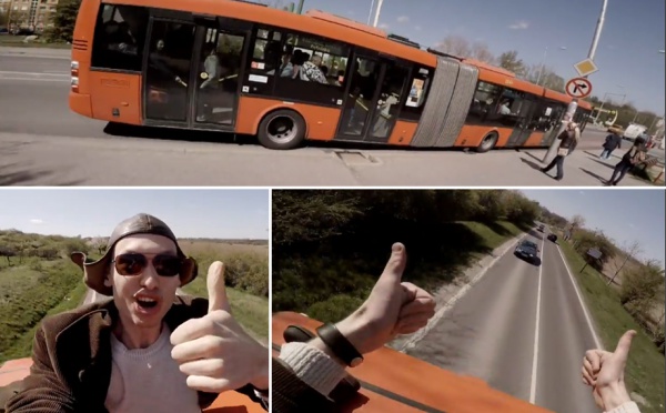 Mladíkova jazda na streche autobusu bola poriadne riskantná...