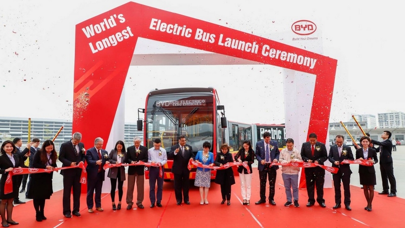Veľkokapacitný autobus BYD K12A je rekordérom dĺžky aj počtu pasažierov - Až 250 osôb! 