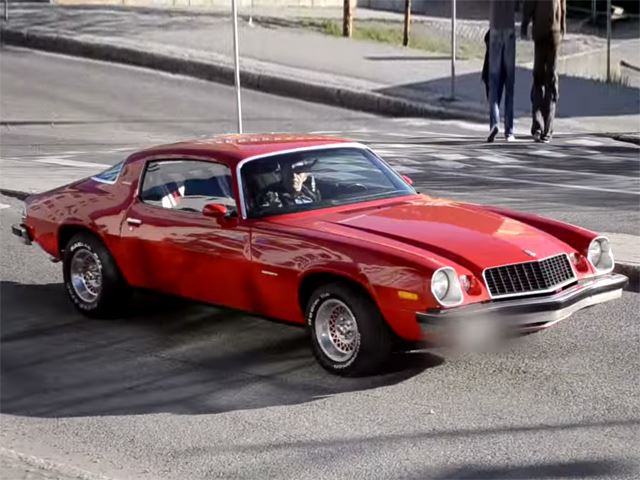 Chlapíkovi sa pri nevydarenom burnoute podarilo rozbiť vzácny 1975 Chevrolet Camaro!