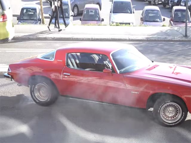 Chlapíkovi sa pri nevydarenom burnoute podarilo rozbiť vzácny 1975 Chevrolet Camaro!