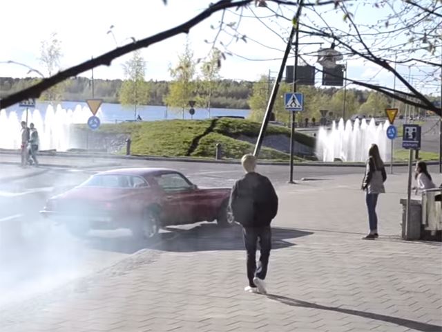 Chlapíkovi sa pri nevydarenom burnoute podarilo rozbiť vzácny 1975 Chevrolet Camaro!