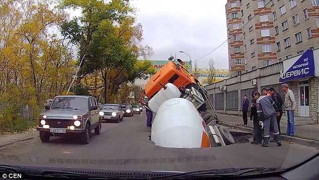 Keď sa prepadne pod zem domiešavač!