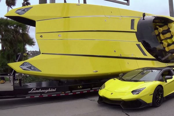 Lamborghini Aventador LP 720-4 vedľa Lamborghini Speedboat