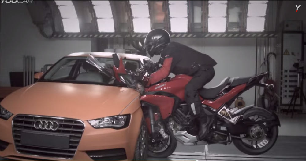 Motocykel vs. automobil: Crash test motocyklovej bundy s airbagom!