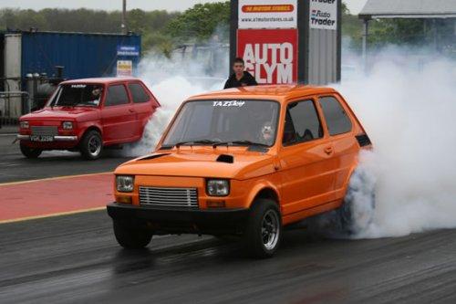 Video: Brutálny drag race starého Fiatu 126