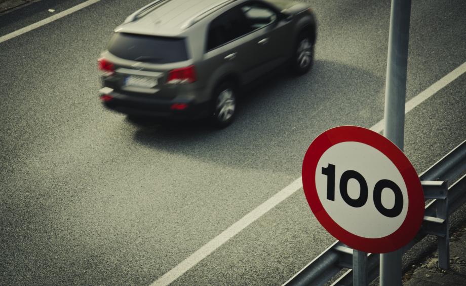 Na diaľnici v Holandsku už len 100 km/h. Nepáči sa to ani policajtom!