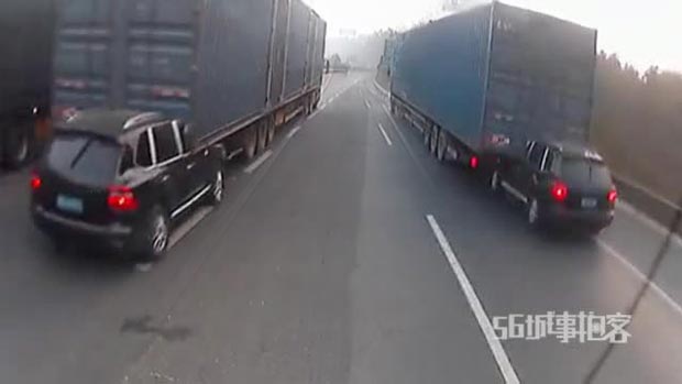 Video: Kamionista netušil, že za sebou vlečie zaseknuté SUV!