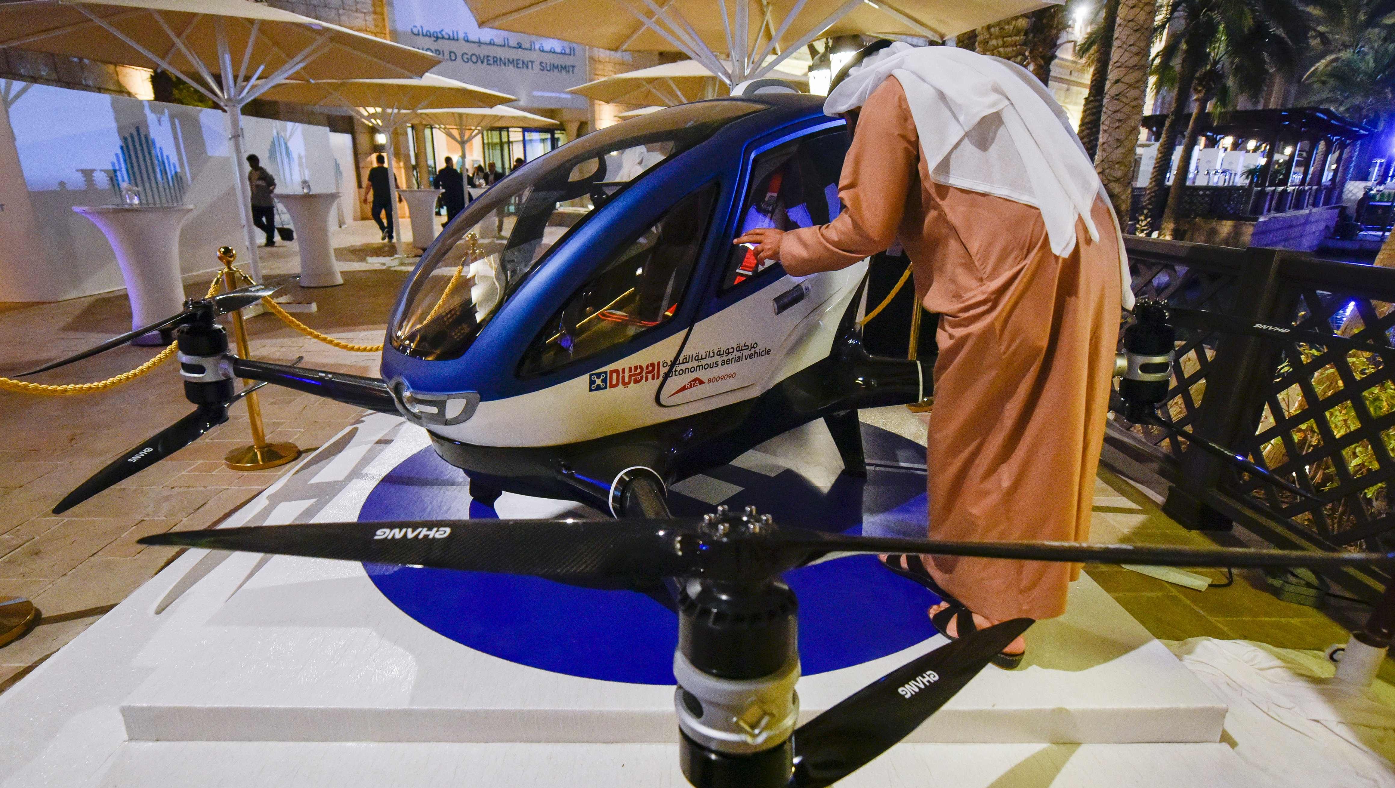 Lietajúci Dron taxík v Dubaji ťa odvezie bez vodiča! 