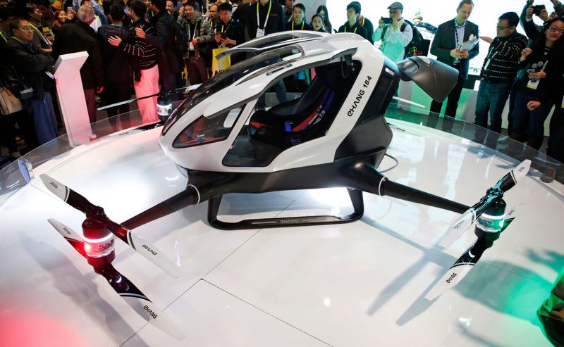 Lietajúci Dron taxík ťa odvezie bez vodiča! 