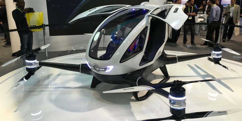 Lietajúci Dron taxík ťa odvezie bez vodiča! 