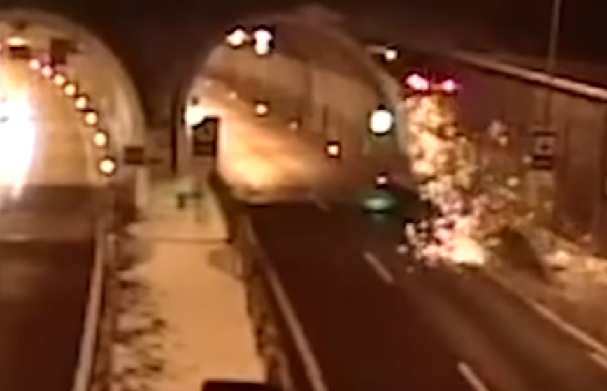 Drsná nehoda na Bôriku - Vodič zázrakom prežil