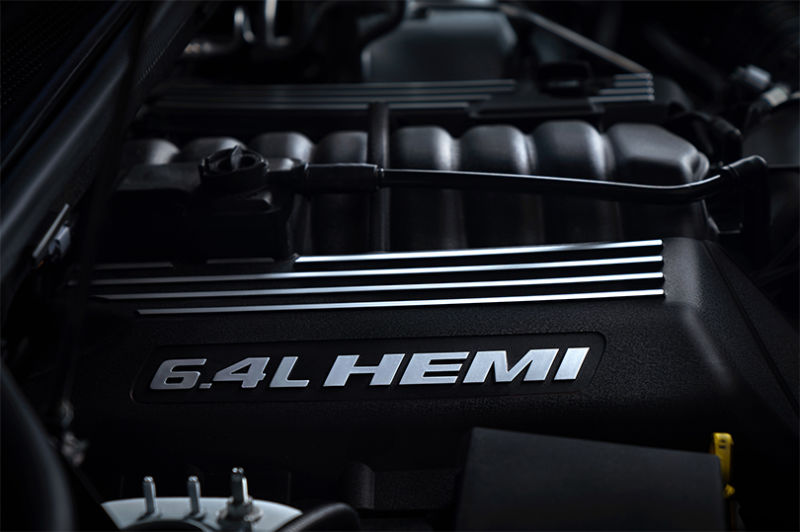 Pod kapotou benzinový V8 Hemi motor s objemom 6,4 litrov, krútiaci moment až 637 Nm a výkon 482 koní! 