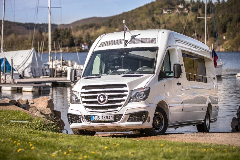 Češi postavili plávajúci minibus!