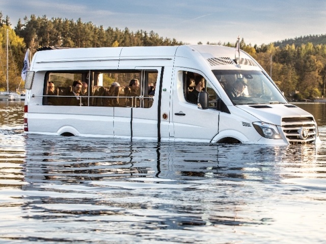 Češi postavili plávajúci minibus!