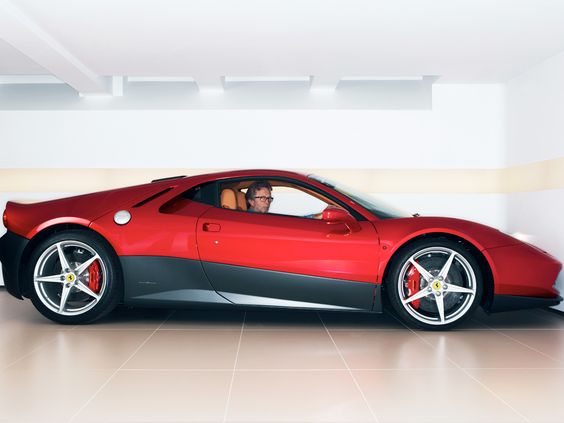 Eric Clapton v jeho Ferrari SP12 EC (stará fotografia)