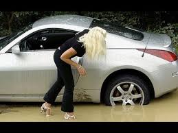 Blondínku zrazí vlastné auto!