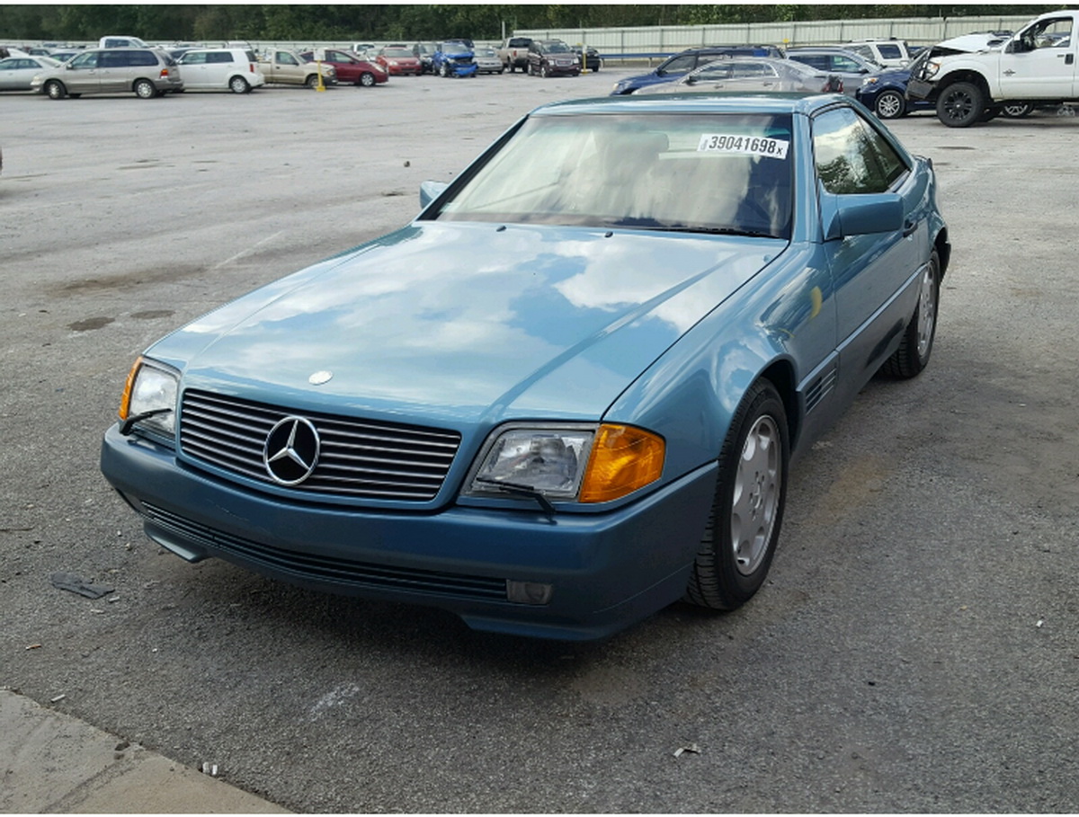 Ukradnutý Mercedes SL zlodeji zabudli. Našiel sa po 27 rokoch, nájazd 1 900 km!