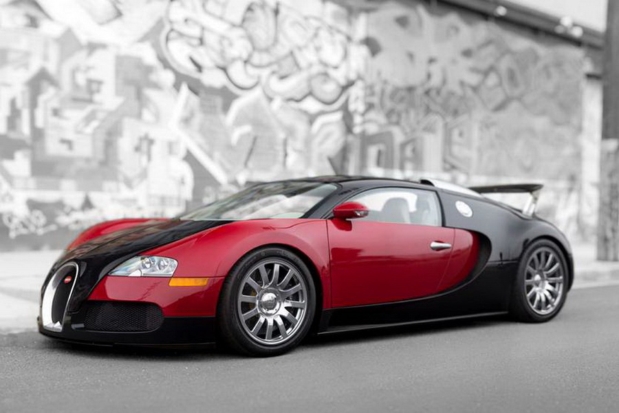 Bugatti Veyron. vyrobený 16.4 (2006)