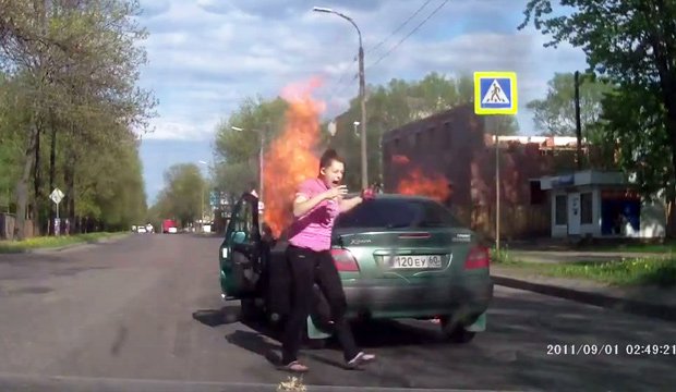 Žena vystúpila z horiaceho vozidla!  