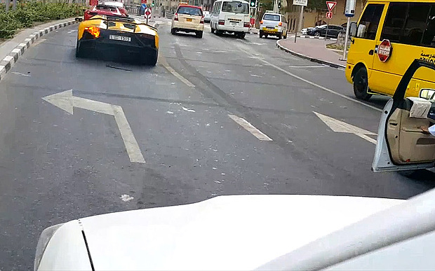 Majiteľ vôbec netušil, že jeho Lamborghini začína horieť!