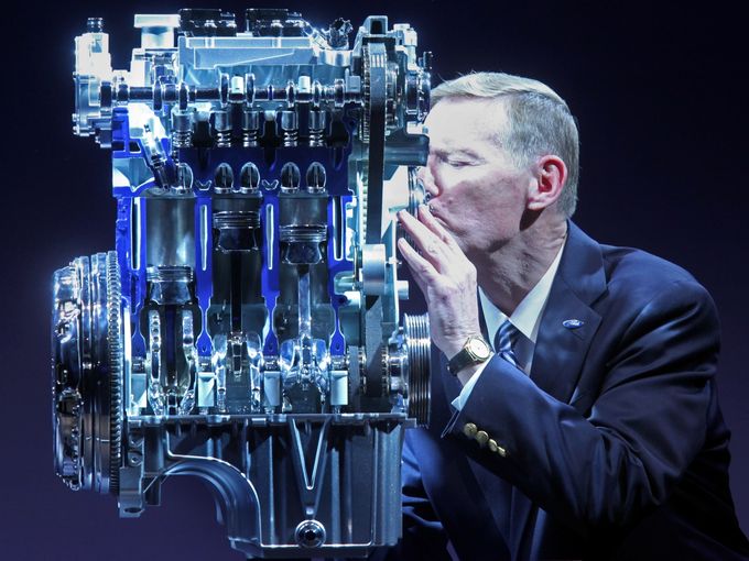 Ceo manažér Fordu Alan Mulally na fotografii s 1.0 EcoBoost motorom
