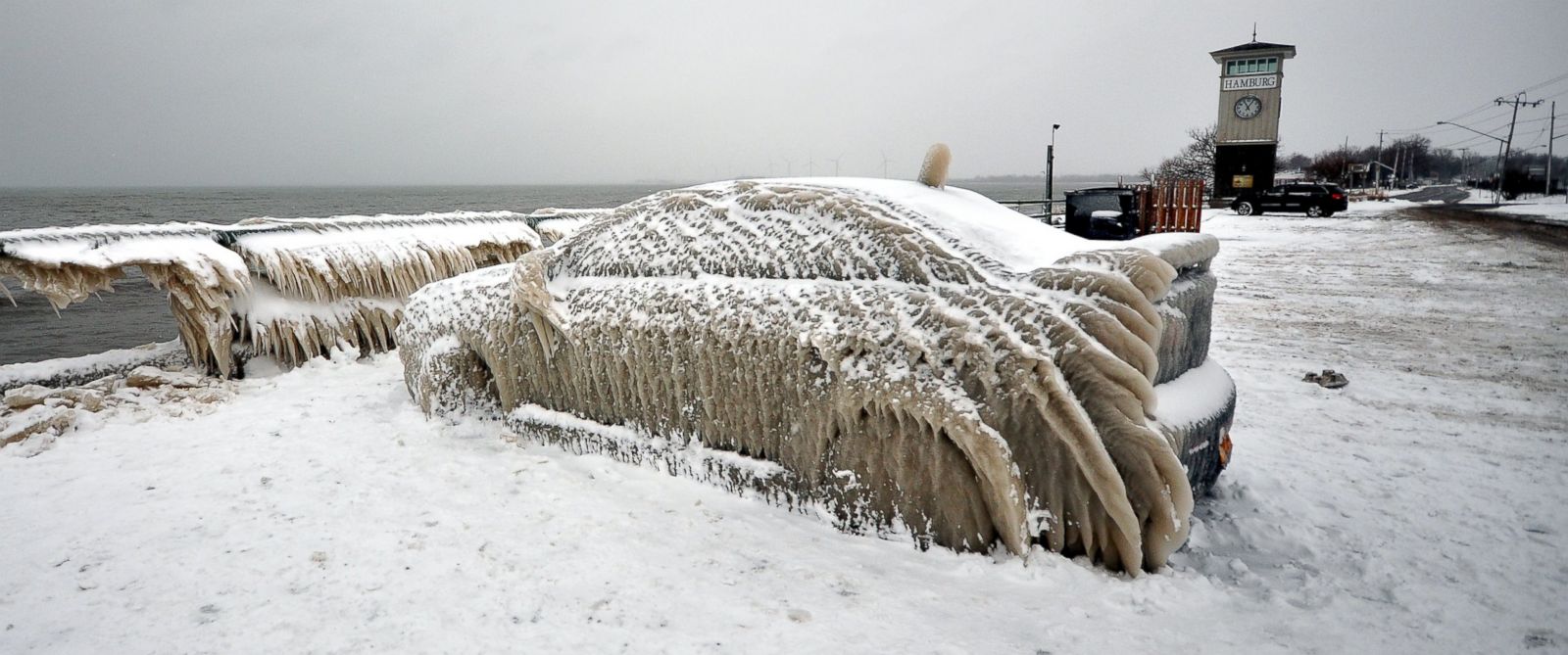 Zaparkuješ auto a vyzdvihneš ľadovú sochu!