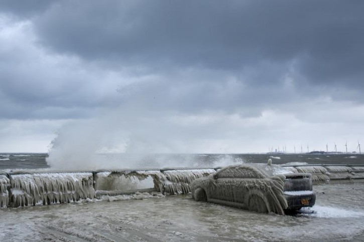 Zaparkuješ auto a vyzdvihneš ľadovú sochu!