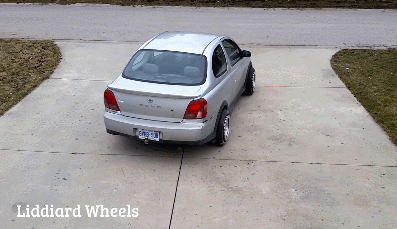 Video: Automobil, ktorý sa dokáže otáčať bez zmeny smeru pneumatík!