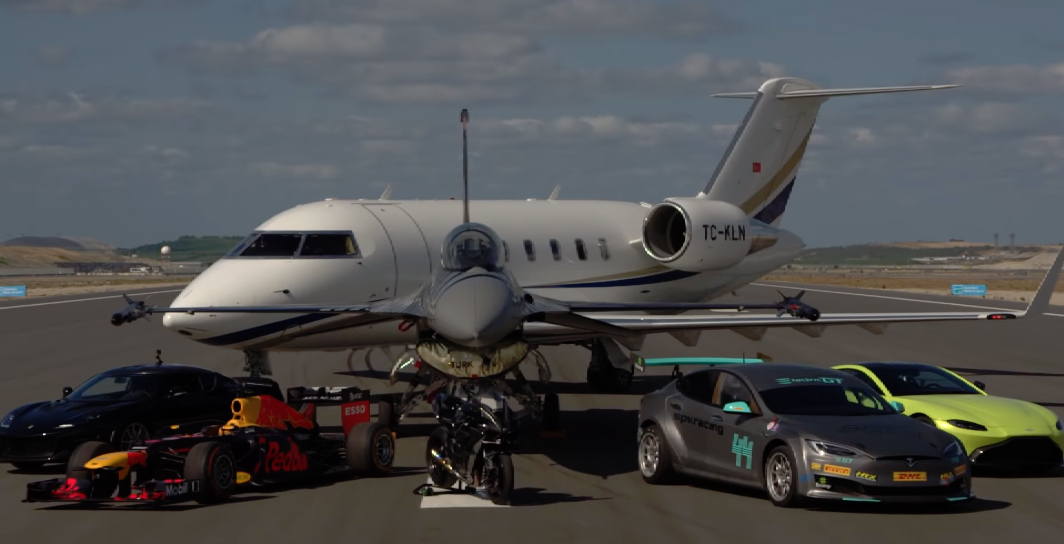 VIDEO: ultimátny súboj, F1 vs. stíhačka vs. motorka vs. lietadlo vs. Tesla vs. športiak!