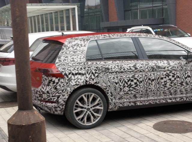 Tajné foto: toto je nový VW GOLF 8. generácie!