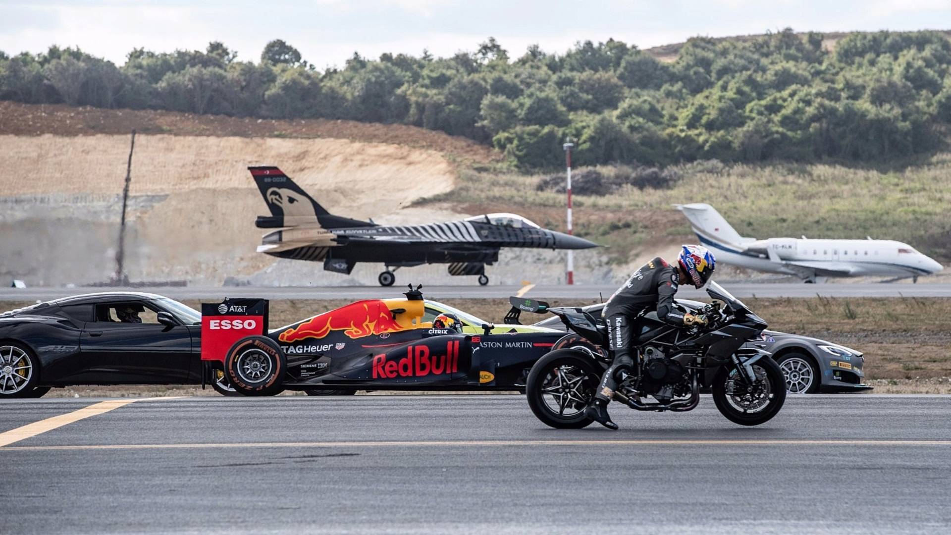 VIDEO: ultimátny súboj, F1 vs. stíhačka vs. motorka vs. lietadlo vs. Tesla vs. športiak!