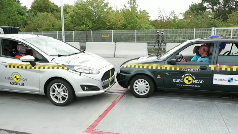 VIDEO: čelná zrážka, 20 ročné auto vs. nové!