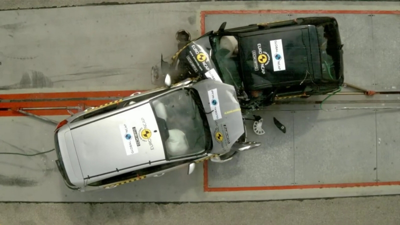 VIDEO: čelná zrážka, 20 ročné auto vs. nové!