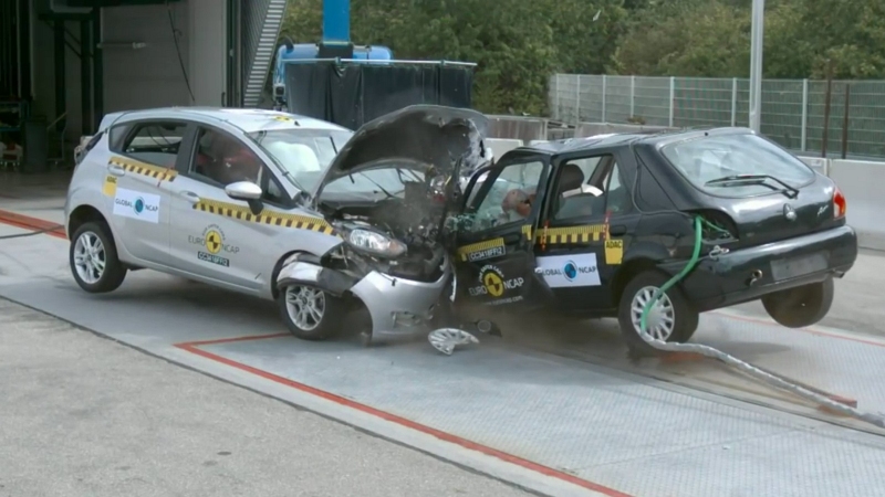 VIDEO: čelná zrážka, 20 ročné auto vs. nové!