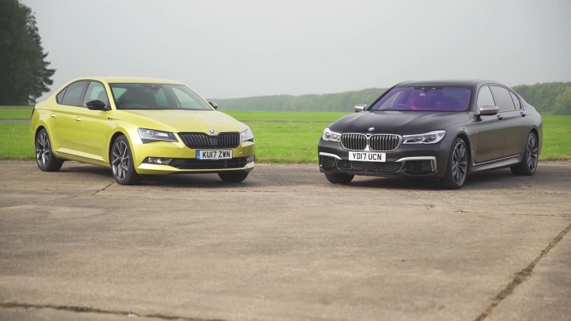 BMW M760Li vs Škoda Superb 280. Kto z koho? Najrýchlejší predstavitelia značky BMW a Škoda si to rozdali v brutálnom drag race závode. 