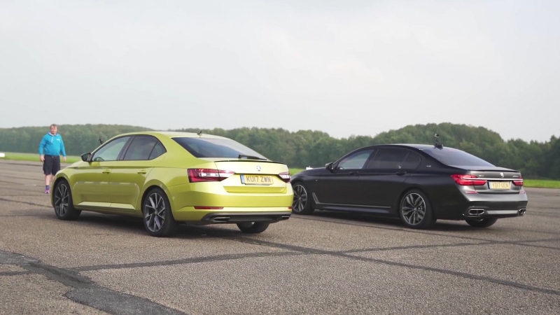 BMW M760Li vs Škoda Superb 280. Kto z koho? Najrýchlejší predstavitelia značky BMW a Škoda si to rozdali v brutálnom drag race závode. 