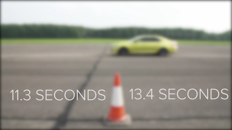 BMW M760Li vs Škoda Superb 280. Kto z koho? Najrýchlejší predstavitelia značky BMW a Škoda si to rozdali v brutálnom drag race závode. 
