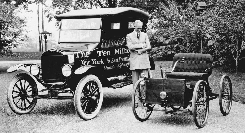 Henry Ford s Modelom T a so štvorkolkou z roku 1896