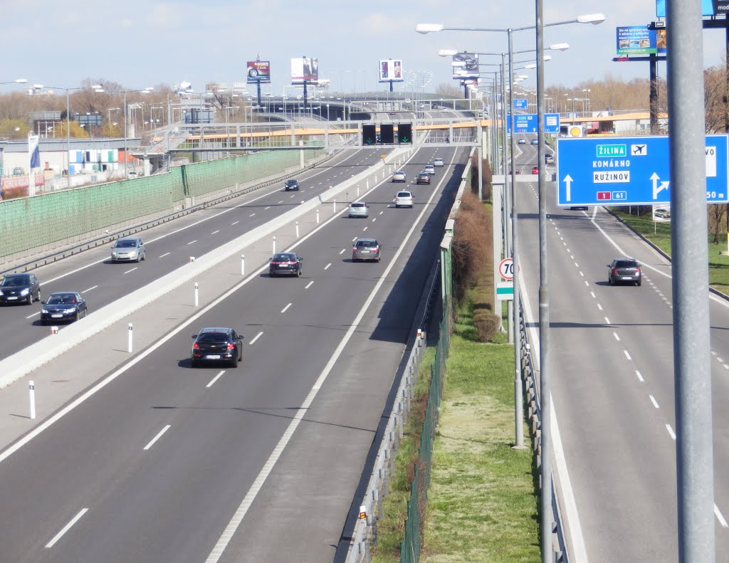 Vodič sa na úseku v Bratislave s povolenou rýchlosťou 90 km/h rútil rýchlosťou 216 km/h!