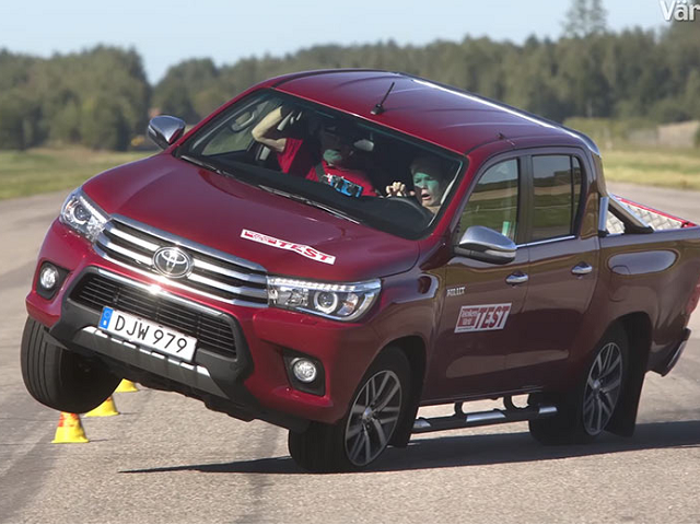 Extrémne riziko prevrátenia novej Toyoty Hilux!