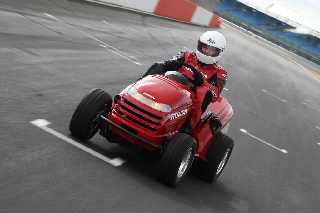 Táto kosačka na trávu má takmer 200 koní! Top speed 215 km/h!