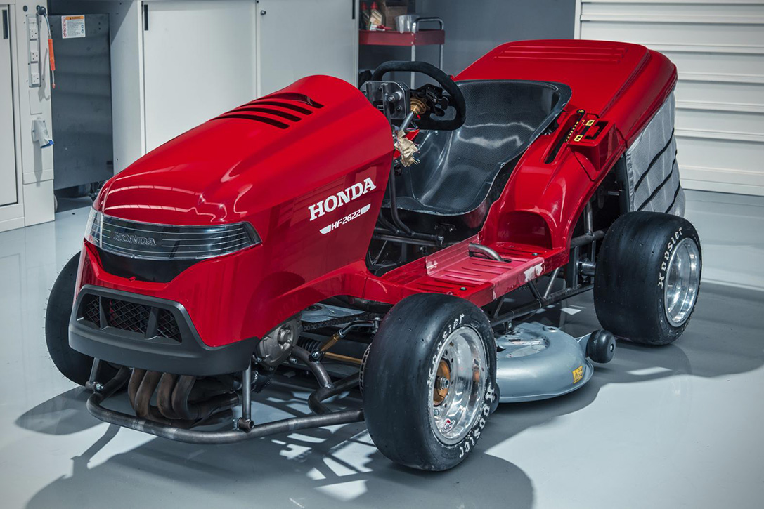Táto kosačka na trávu má takmer 200 koní! Top speed 215 km/h!