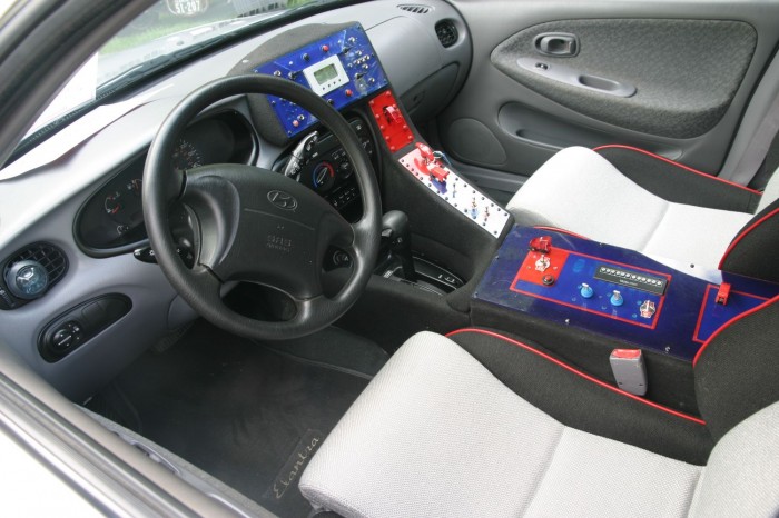 Svetová kuriozita: Funkčný obojstranný automobil!