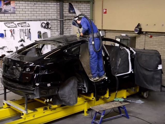 Táto Tesla vás zaručene odvezie do hrobu!