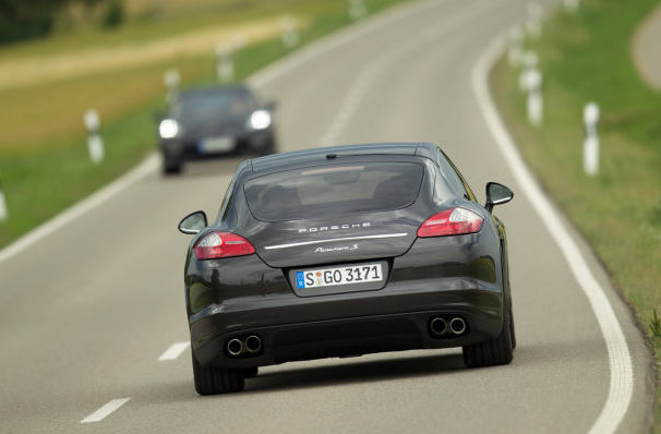Ak sa systém osvedčí, môžeme sa tešiť na väčšiu plynulosť a bezpečnosť jazdy, pričom budeme mať stále volant pevne v rukách!