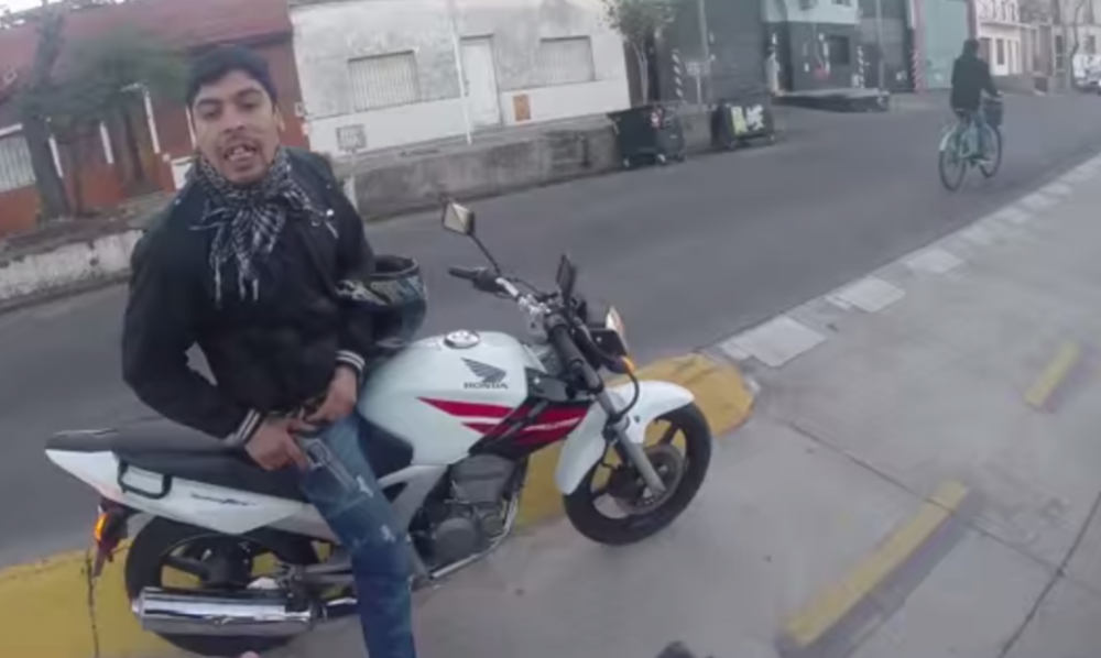 Video: Ruky hore, daj mi batoh!