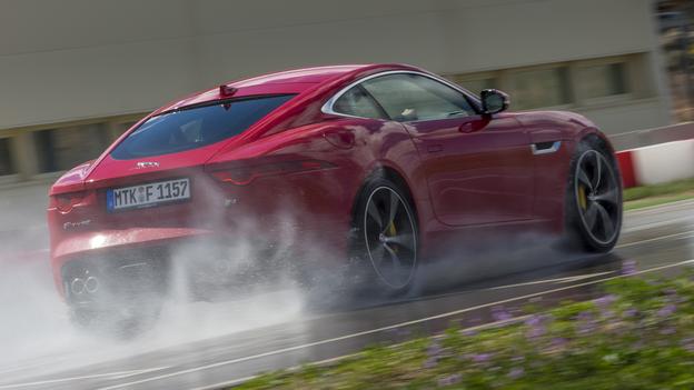 Jaguar F-Type R Coupé: Šelma idúca po krku Porsche 911! 